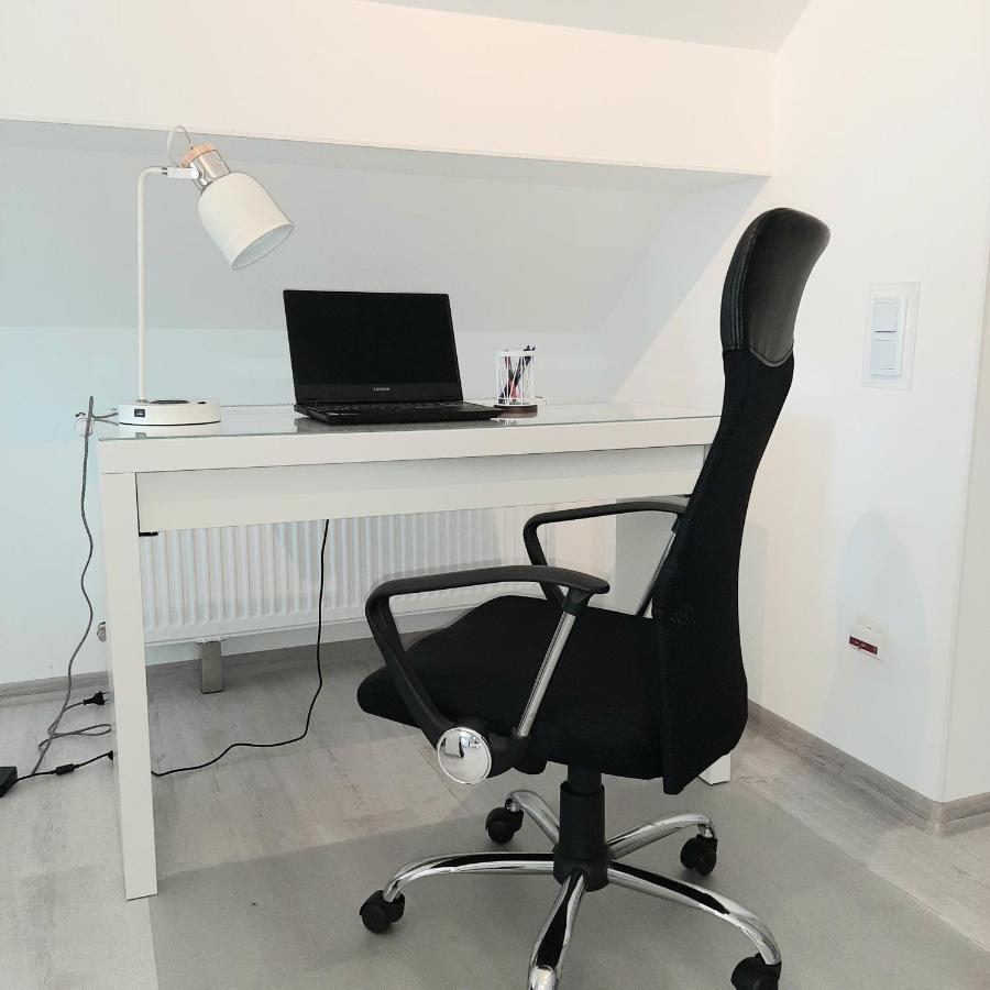 Design Maisonette - 24H Self-Check-In - Bis 7 Pers - In Direkter Weihernaehe - Parkplatz - Wifi - Balkon -Terrasse - Radwege Schiffweiler Luaran gambar