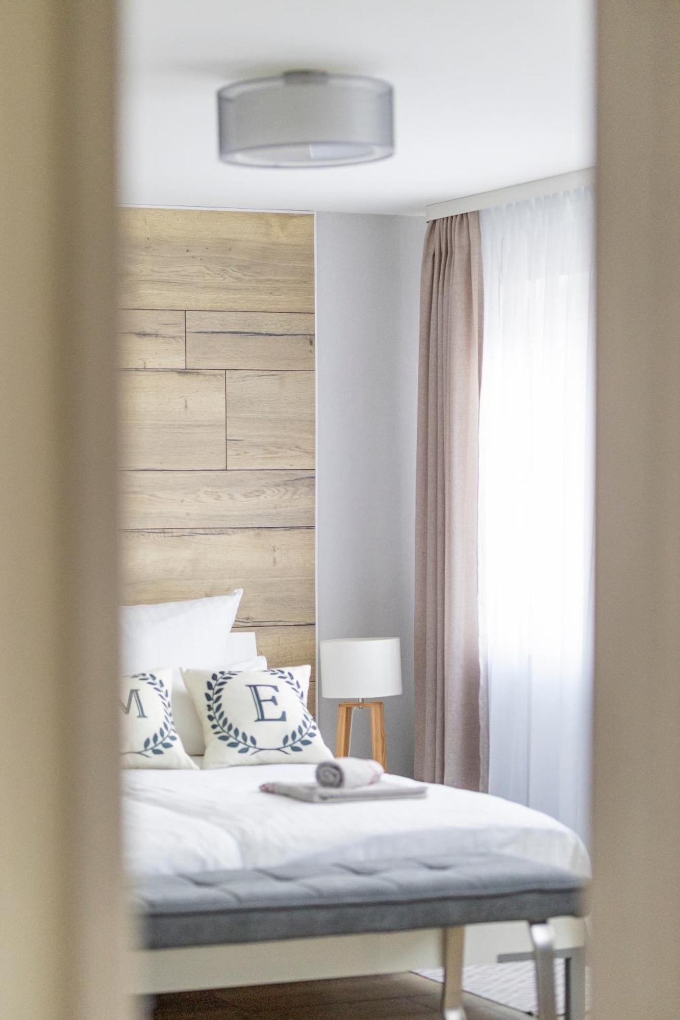 Design Maisonette - 24H Self-Check-In - Bis 7 Pers - In Direkter Weihernaehe - Parkplatz - Wifi - Balkon -Terrasse - Radwege Schiffweiler Luaran gambar