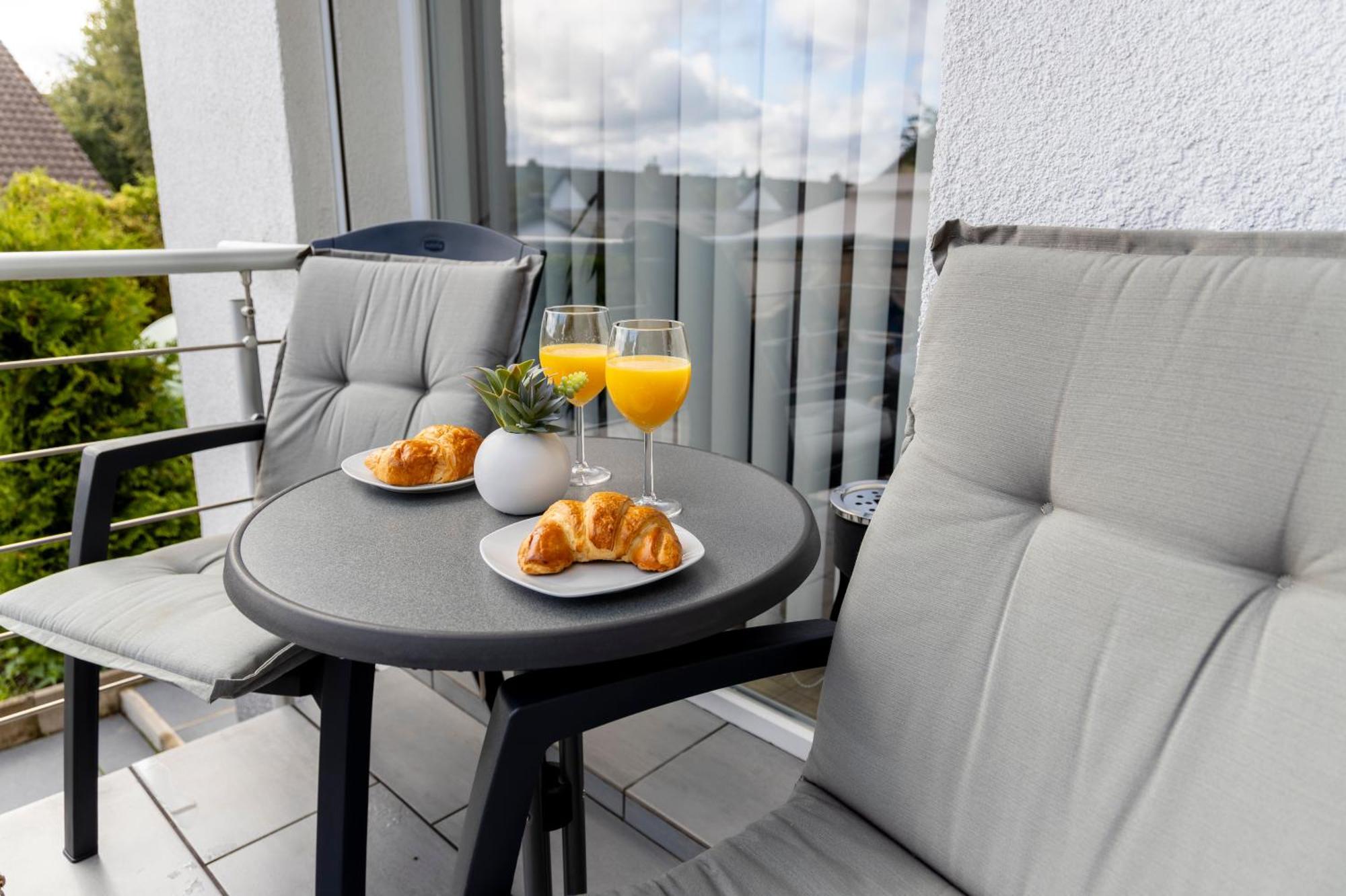 Design Maisonette - 24H Self-Check-In - Bis 7 Pers - In Direkter Weihernaehe - Parkplatz - Wifi - Balkon -Terrasse - Radwege Schiffweiler Luaran gambar