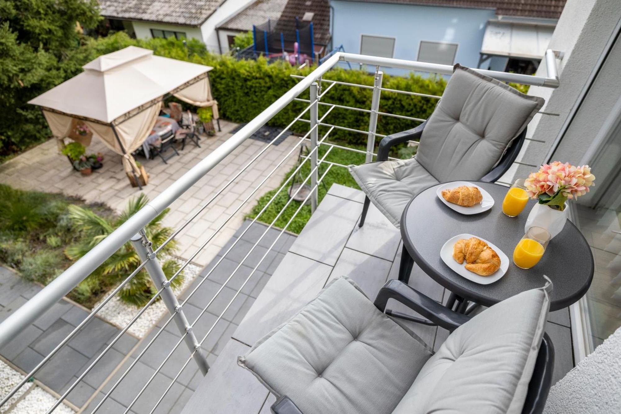 Design Maisonette - 24H Self-Check-In - Bis 7 Pers - In Direkter Weihernaehe - Parkplatz - Wifi - Balkon -Terrasse - Radwege Schiffweiler Luaran gambar