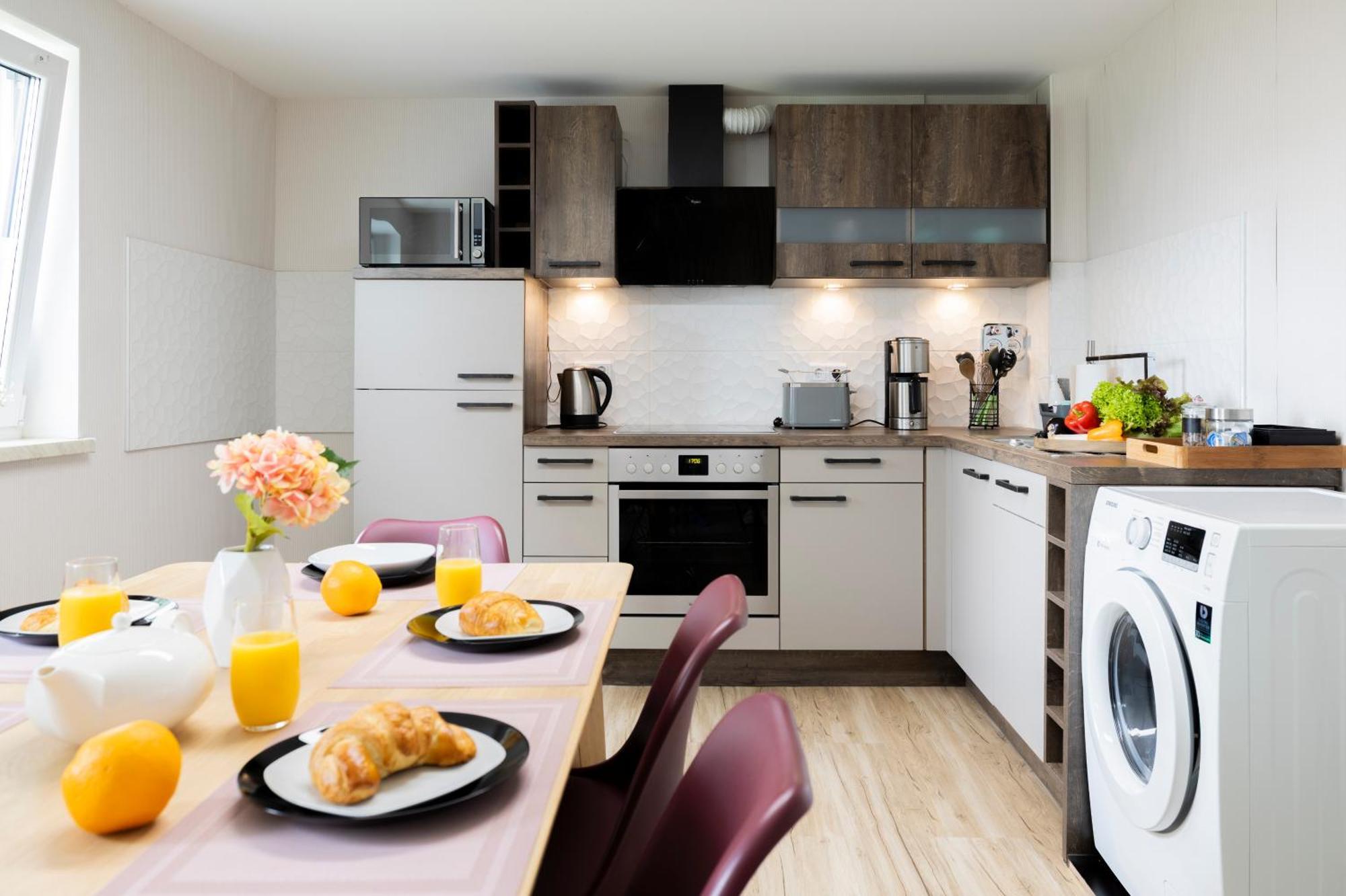 Design Maisonette - 24H Self-Check-In - Bis 7 Pers - In Direkter Weihernaehe - Parkplatz - Wifi - Balkon -Terrasse - Radwege Schiffweiler Luaran gambar