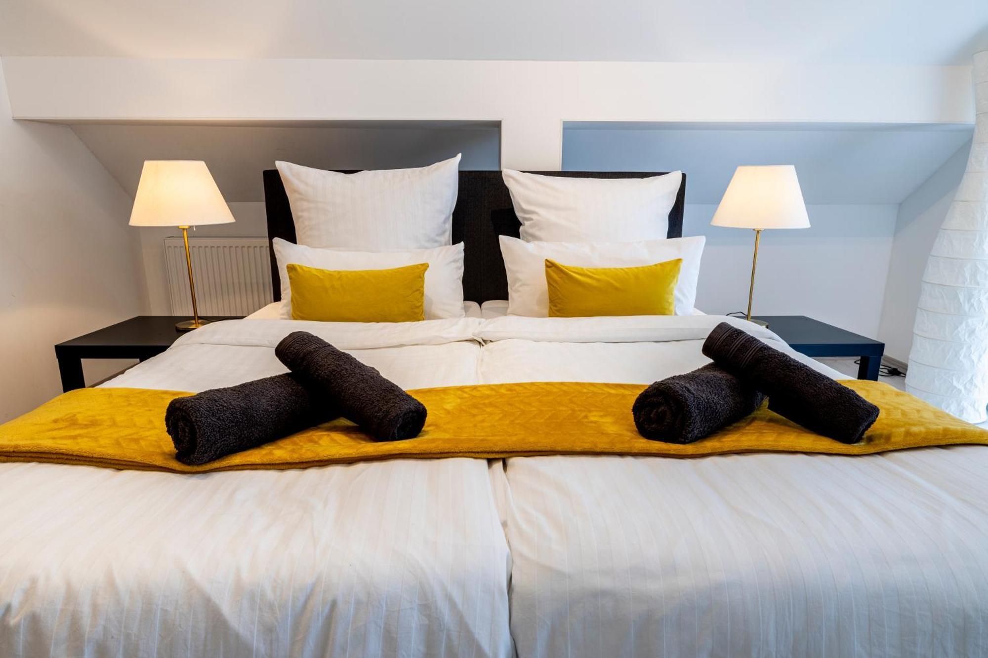 Design Maisonette - 24H Self-Check-In - Bis 7 Pers - In Direkter Weihernaehe - Parkplatz - Wifi - Balkon -Terrasse - Radwege Schiffweiler Luaran gambar