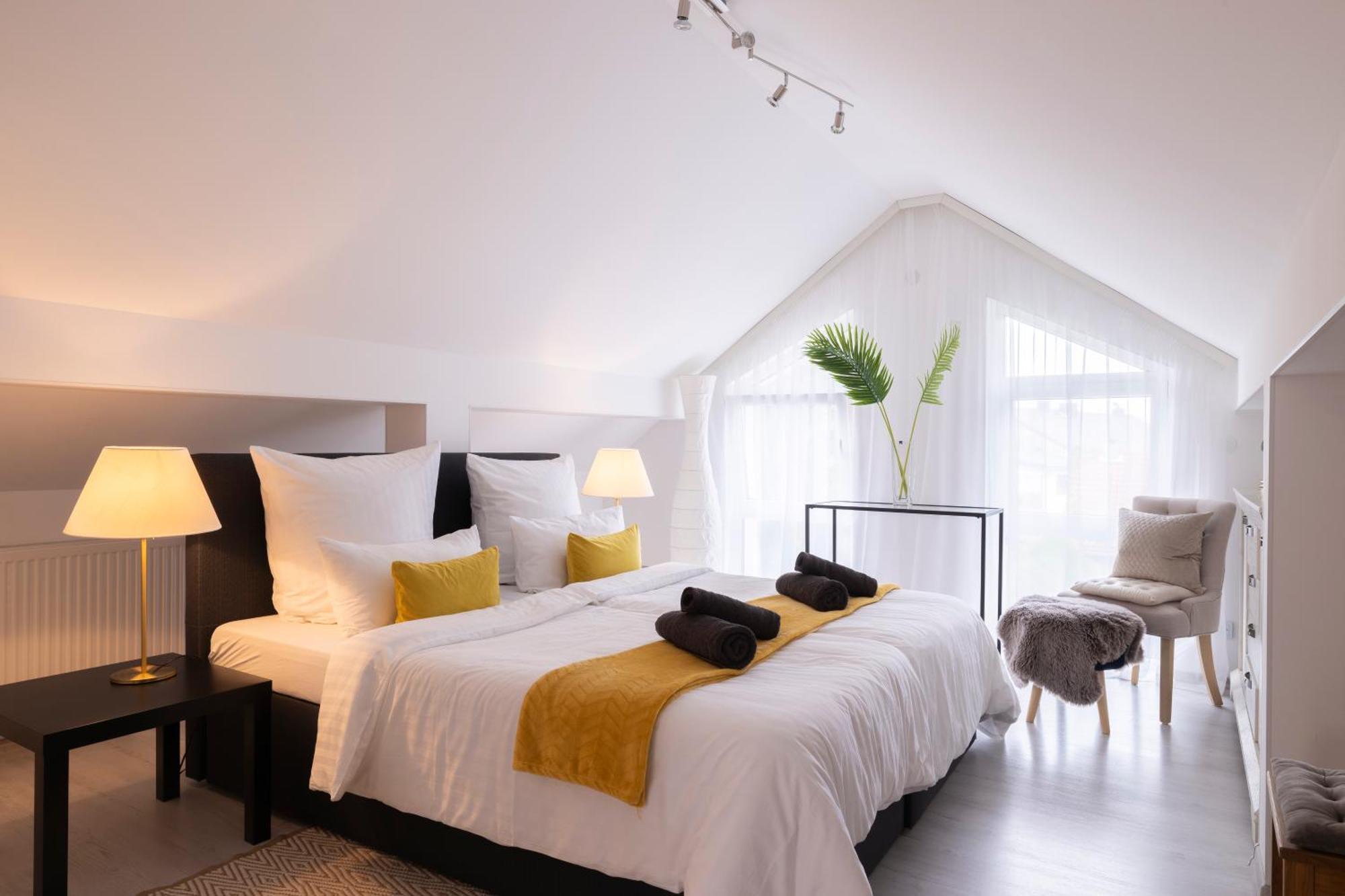 Design Maisonette - 24H Self-Check-In - Bis 7 Pers - In Direkter Weihernaehe - Parkplatz - Wifi - Balkon -Terrasse - Radwege Schiffweiler Luaran gambar